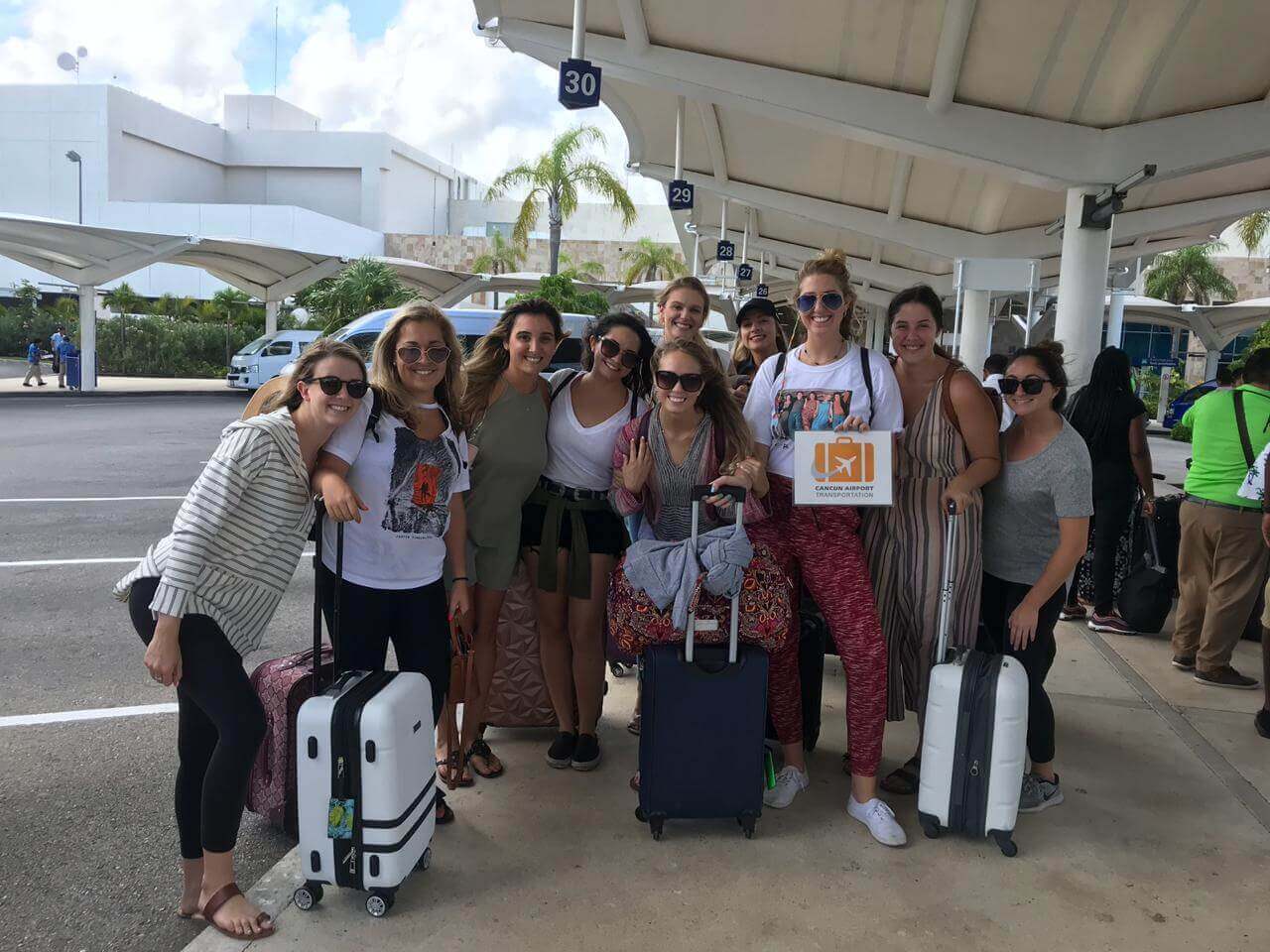 Grupo de chicas llegando al aeropuerto