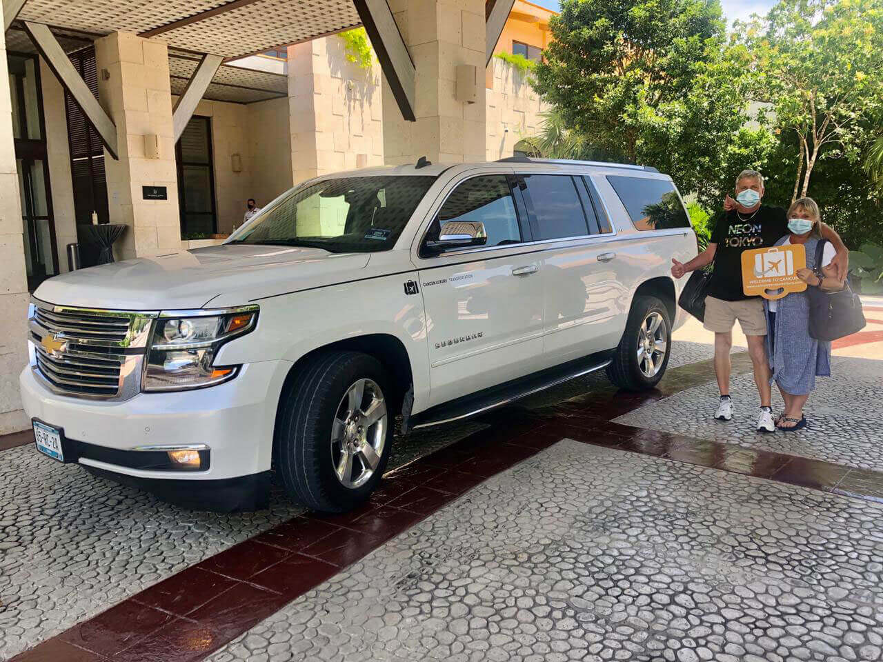 Pareja de adultos llegando a hotel